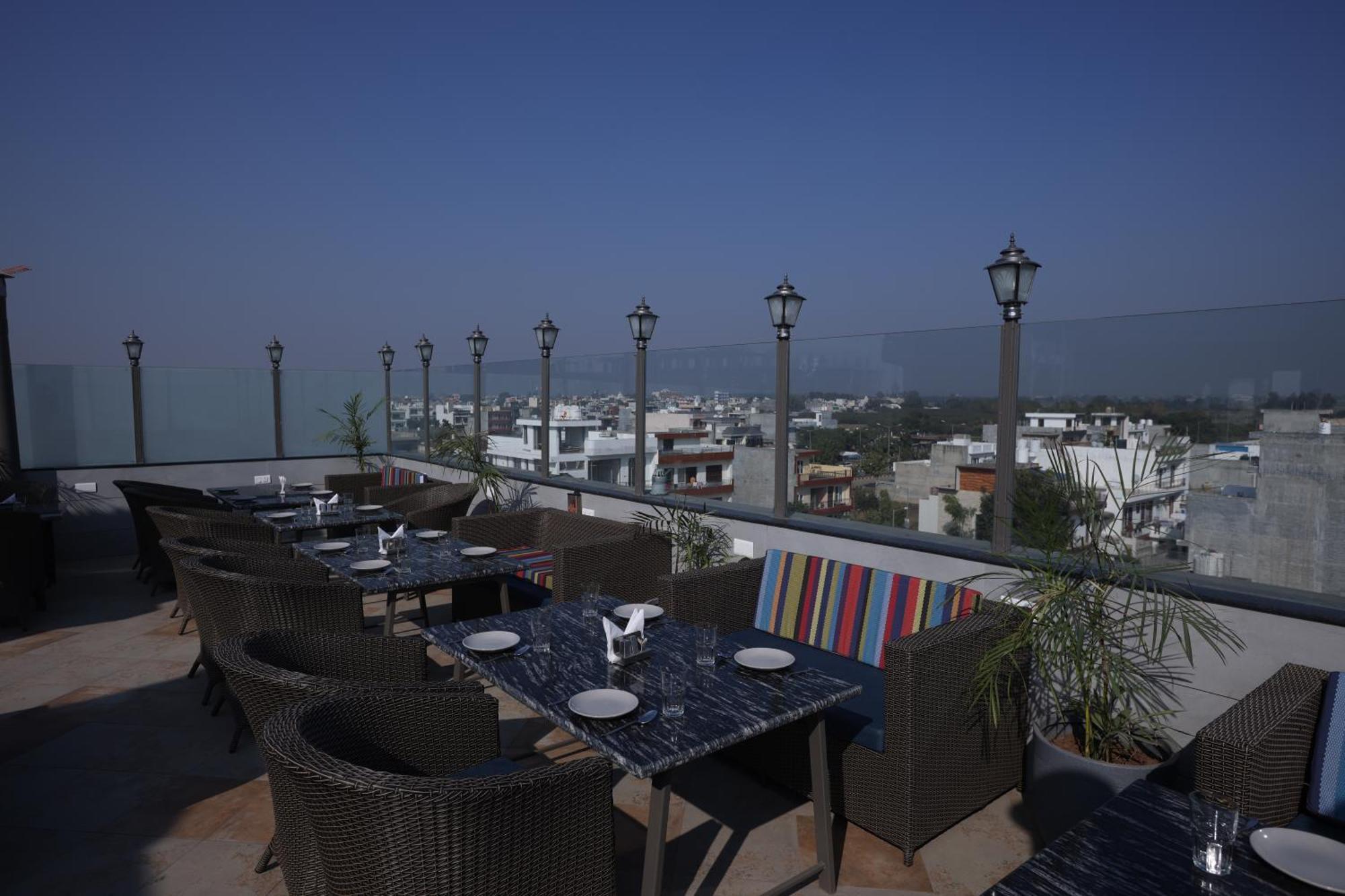 Hiraya Hotels Mohali ภายนอก รูปภาพ